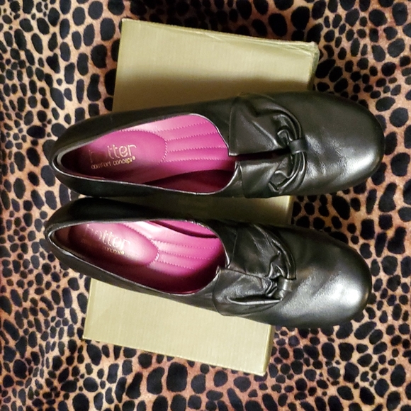 Wide Width Genuine Leather Pumps - Picture 4 of 5